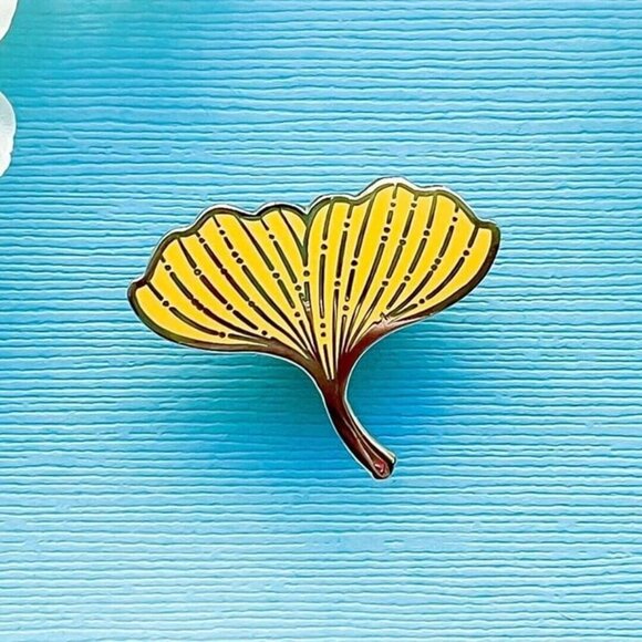 Ginkgo Biloba Leaf Enamel Pin - Gold Plated Nature Jewelry & Brooch - Picture 1 of 9